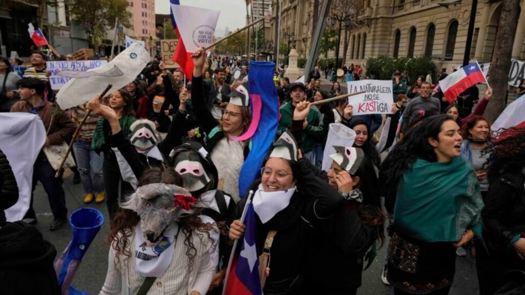 Los chilenos conmemoran el Día Mundial del Agua protestando contra la reversión de normas ambientales por parte del presidente Kast