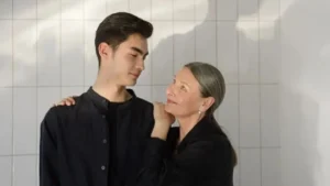 Por Qué Cada Vez Más Jóvenes Prefieren Parejas Mayores